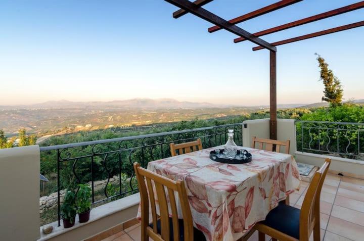 Aletraki -Off-Grid Retreat Above Heraklion, Peaceful Views أرتشانيس المظهر الخارجي الصورة